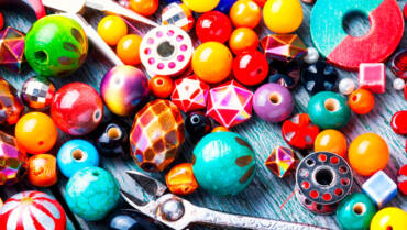 making-jewelry-of-beads-2022-02-01-23-43-51-web.jpg